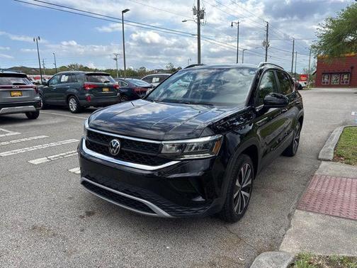 Deep Black Pearl 2024 Volkswagen Taos 1.5T SE