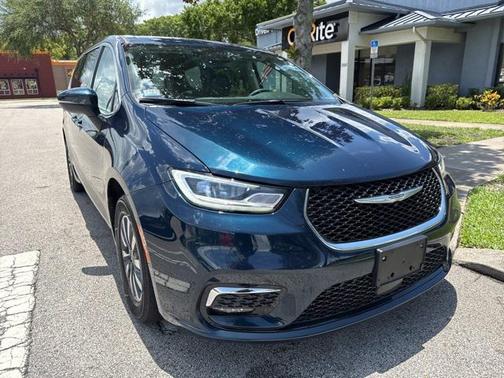 2023 Chrysler Pacifica Hybrid Touring L