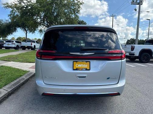 Silver Mist Clearcoat 2024 Chrysler Pacifica Hybrid Select