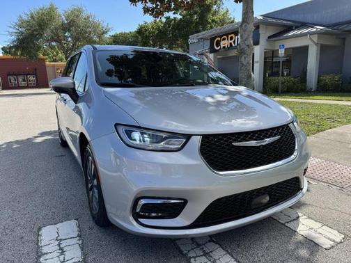 2023 Chrysler Pacifica Hybrid Touring L