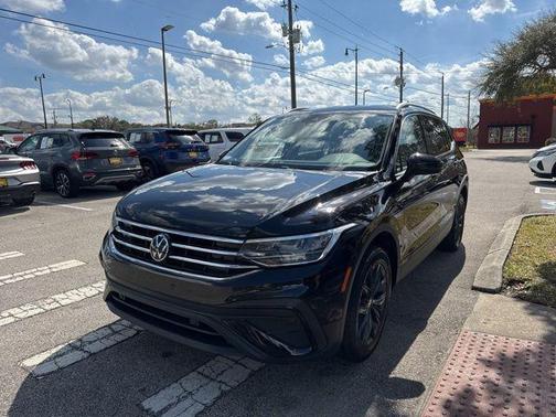 Deep Black Pearl 2024 Volkswagen Tiguan 2.0T SE