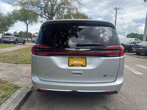 Silver Mist Clearcoat 2024 Chrysler Pacifica Hybrid Select
