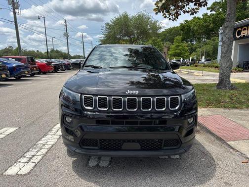 Diamond Black Crystal Pearlcoat 2025 Jeep Compass Latitude