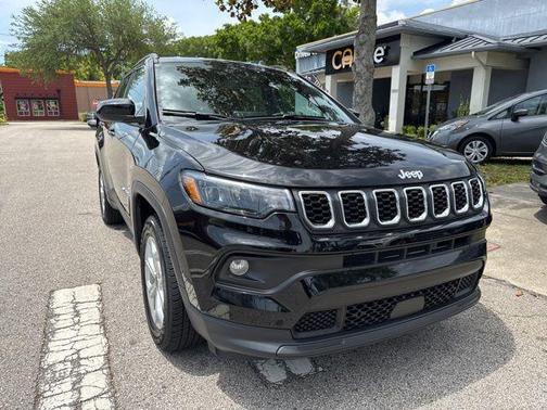 Diamond Black Crystal Pearlcoat 2025 Jeep Compass Latitude