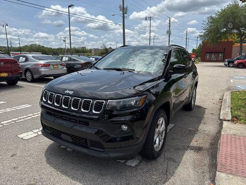 Diamond Black Crystal Pearlcoat 2025 Jeep Compass Latitude