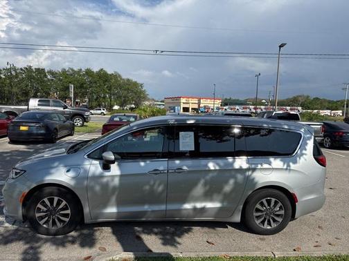 2023 Chrysler Pacifica Hybrid Touring L