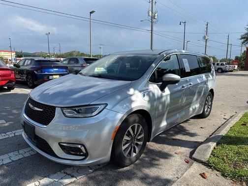 2023 Chrysler Pacifica Hybrid Touring L