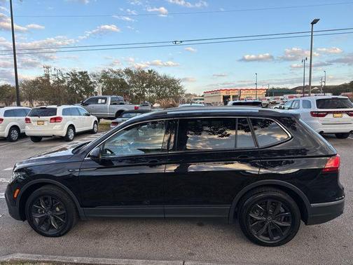 Deep Black Pearl 2024 Volkswagen Tiguan 2.0T SE