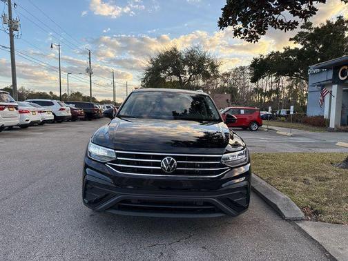Deep Black Pearl 2024 Volkswagen Tiguan 2.0T SE