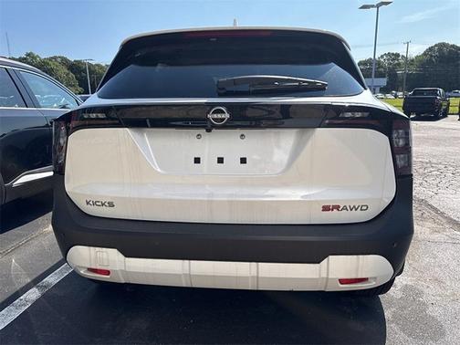 2025 Nissan Kicks SR