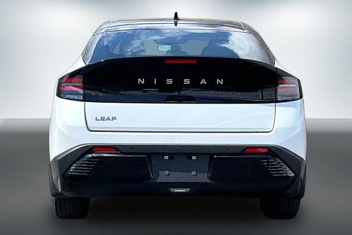Everest White Pearl/Black 2026 Nissan Leaf SV+