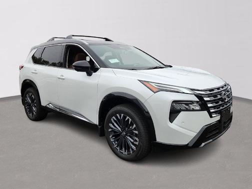 Everest White Pearl/Super Black 2026 Nissan Rogue Platinum