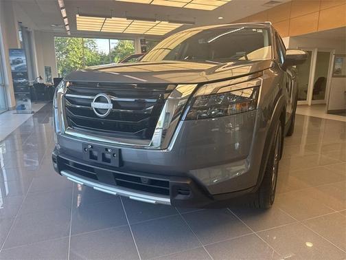 2025 Nissan Pathfinder SL 4WD