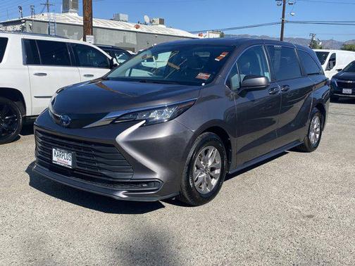 2022 Toyota Sienna LE