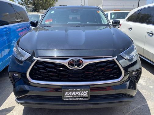 Midnight Black Metallic 2021 Toyota Highlander LE