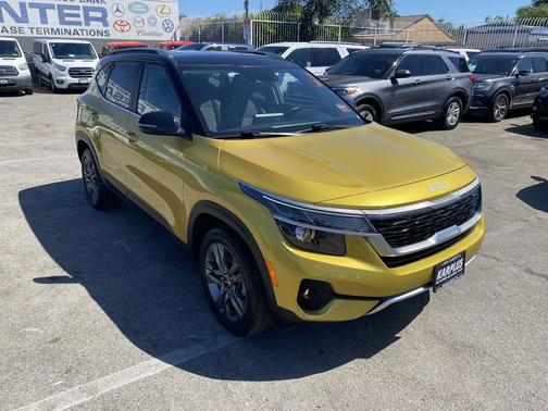 Starbright Yellow/Black Roof 2022 Kia Seltos S