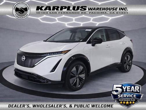 Everest White Pearl Tricoat/Black Diamond Pearl 2023 Nissan ARIYA EVOLVE+