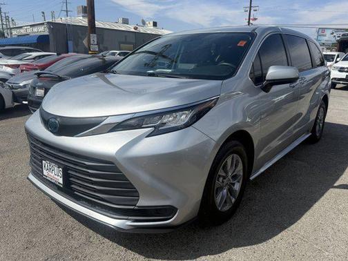 2022 Toyota Sienna LE