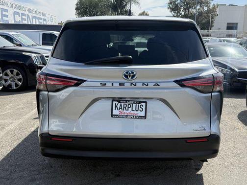 2022 Toyota Sienna LE
