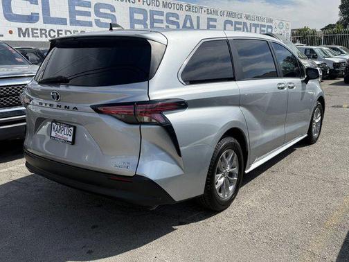 2022 Toyota Sienna LE