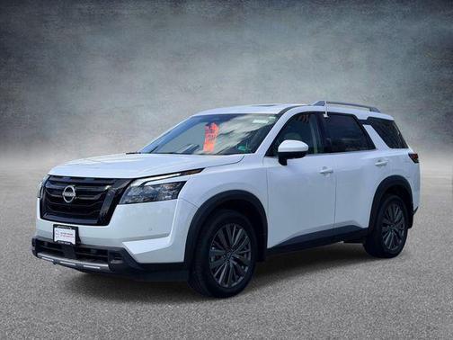 White 2025 Nissan Pathfinder SL 4WD