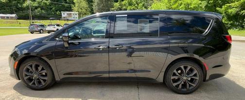 Brilliant Black Crystal Pearlcoat 2020 Chrysler Pacifica Touring