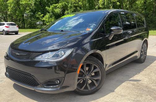 Brilliant Black Crystal Pearlcoat 2020 Chrysler Pacifica Touring