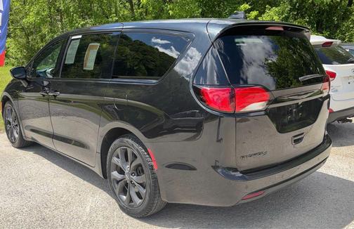 Brilliant Black Crystal Pearlcoat 2020 Chrysler Pacifica Touring