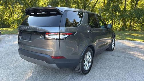 Gray 2017 Land Rover Discovery SE
