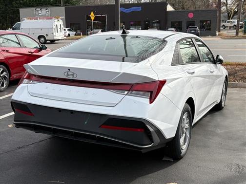2025 Hyundai ELANTRA SE