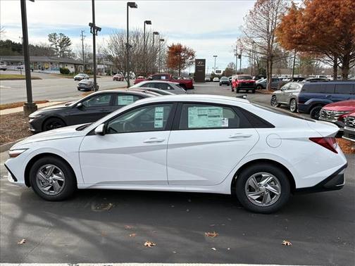 2025 Hyundai ELANTRA SE