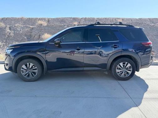 2022 Nissan Pathfinder SV