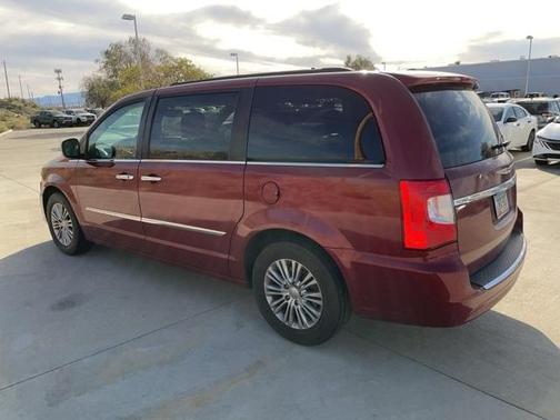 2016 Chrysler Town & Country Touring-L