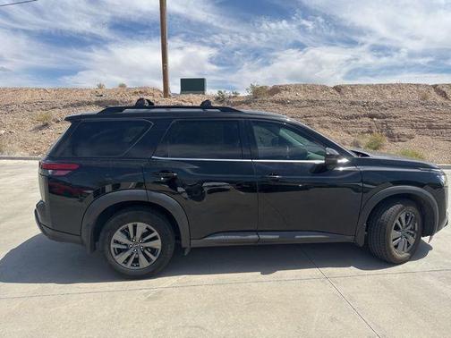 2022 Nissan Pathfinder SV