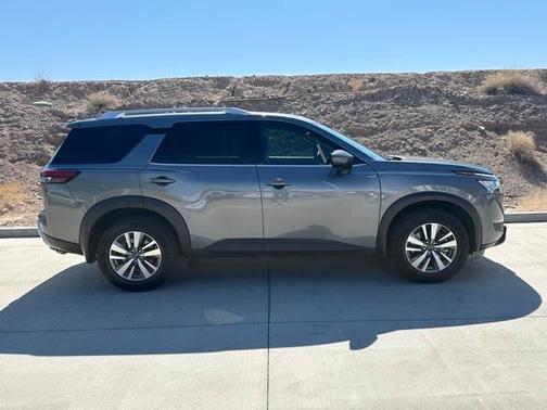 2022 Nissan Pathfinder SL