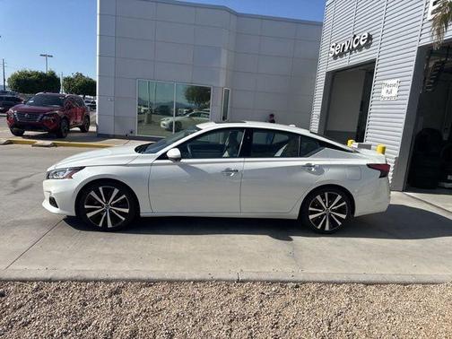 White 2020 Nissan Altima 2.5 Platinum