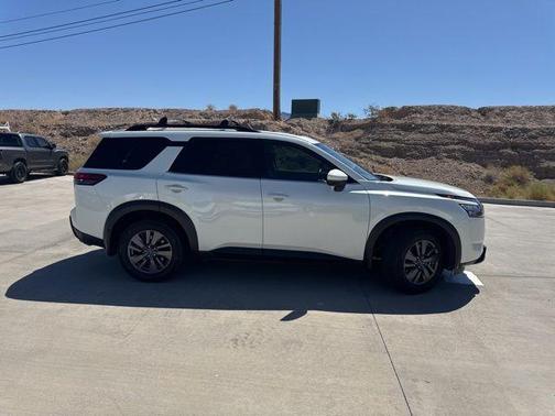 White 2024 Nissan Pathfinder SV