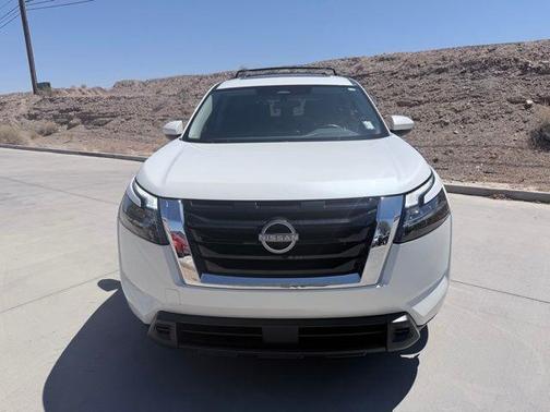 White 2024 Nissan Pathfinder SV