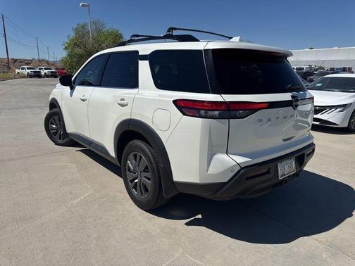 White 2024 Nissan Pathfinder SV