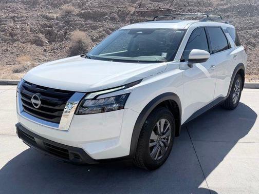White 2024 Nissan Pathfinder SV