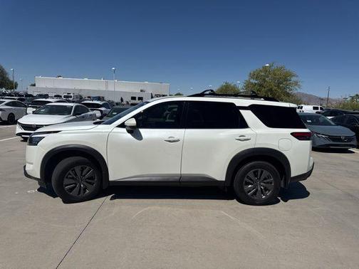 White 2024 Nissan Pathfinder SV