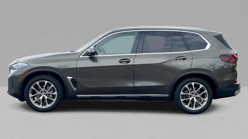 Manhattan Green Metallic 2025 BMW X5 xDrive40i