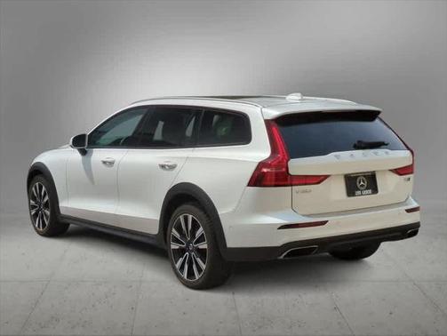 2022 Volvo V60 Cross Country T5