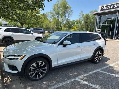2022 Volvo V60 Cross Country T5