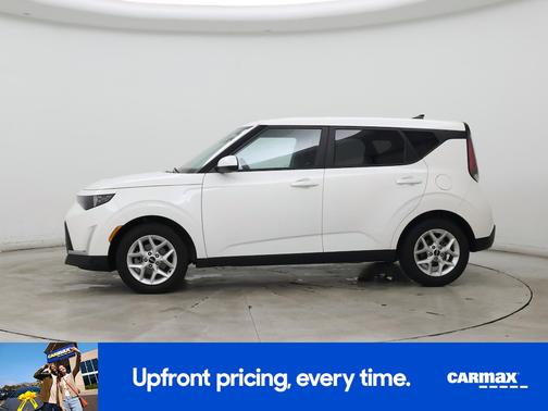 White 2025 Kia Soul LX