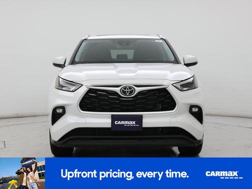 White 2022 Toyota Highlander XLE