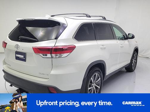 White 2019 Toyota Highlander XLE
