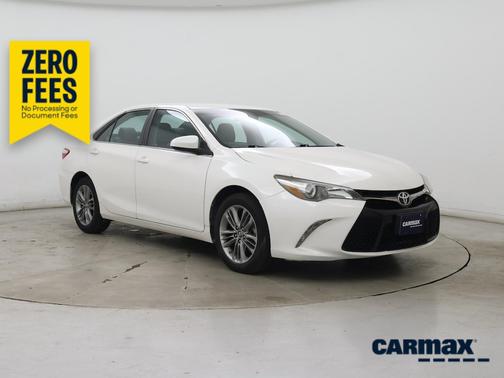 White 2015 Toyota Camry SE