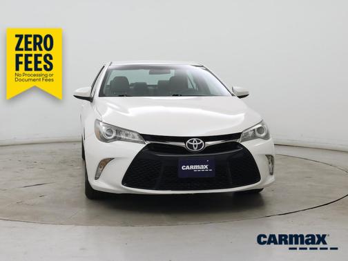 White 2015 Toyota Camry SE