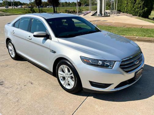 White Platinum Metallic Tri-Coat 2017 Ford Taurus SEL